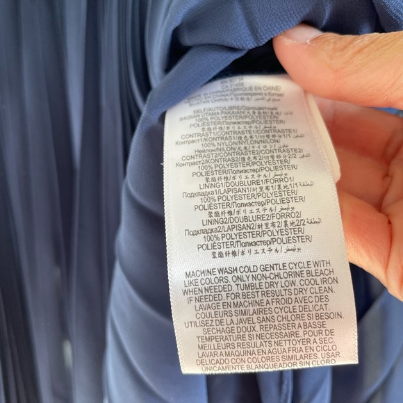 BCBG Paris. Pleated navy dress. Size 0. One of a kind for the fashionista ! - Picture 4 of 7